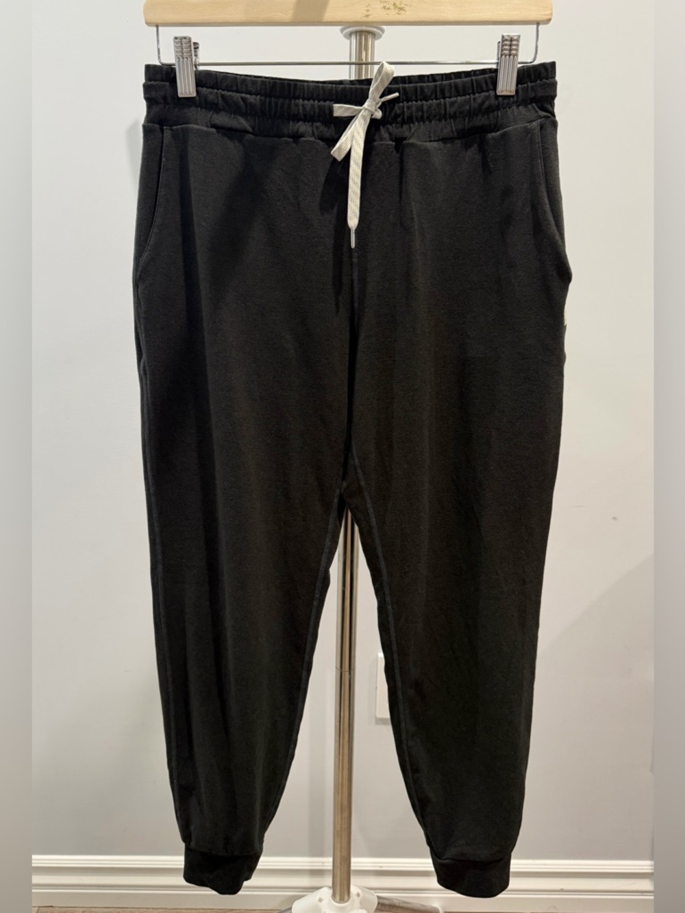 Vuori Black womens Joggers Small